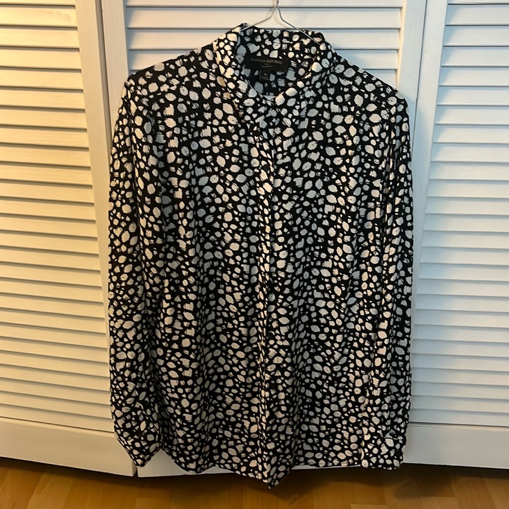 Banana Republic Size M black and white spotted blouse